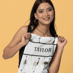 Tablier Emus Bird Lovers Personnalisé<br><div class="desc">Surprenez votre amateur d'oiseaux préféré avec un tablier d'emu personnalisé. Cet tablier présente des illustrations de style émail réalistes,  disposées contre un arrière - plan gris pâle,  subtilement modelé avec des plumes blanches. Votre nom ou autre texte apparaît en caractères gras.</div>