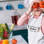 Tablier Enfant La cuisine moderne de grand-mère est toujours ouve<br><div class="desc">Bienvenue dans la cuisine de grand-mère, où l'amour et la chaleur sont toujours au menu ! Dégustez votre grand-mère préférée avec ce cadeau de charme de Zazzle. Que ce soit pour la Fête des Mères, son anniversaire, ou juste pour témoigner de sa gratitude, cet article réfléchi va certainement lui apporter...</div>