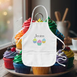 Tablier Enfant Tablier de cuisson de cupcake personnalisé pour en<br><div class="desc">Tablier de cuisson de cupcake personnalisé pour les enfants. En beige,  jaune ou blanc. Drôle cadeau boulanger pour les petits enfants et les amateurs de cupcake. Fille design fille avec texte de script élégant. Image colorée aux couleurs pastel rose bleu vert etc. Fun anniversaire idée de fête.</div>