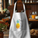 Tablier Être Une Citation De Typographie D'Ananas<br><div class="desc">Apron de citation de la typographie d'ananas : Présenter cette illustration d'un ananas avec la citation : "Sois un ananas, reste grand, porte une couronne et sois doux à l'intérieur." Rappelez-vous votre amour pour toutes les choses tropicales avec ce tablier frais. Le cadeau idéal pour un ami, un membre de...</div>