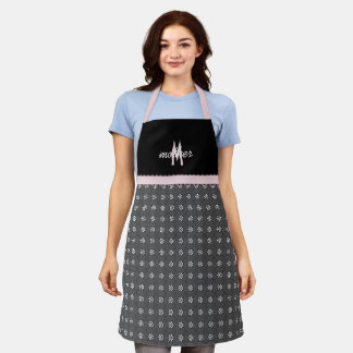 Tablier Eyelet noir avec Monogramme rose