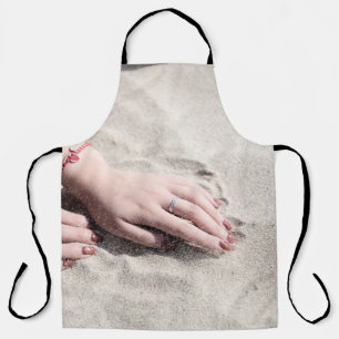 Tablier Femme allongée sur le sable blanc