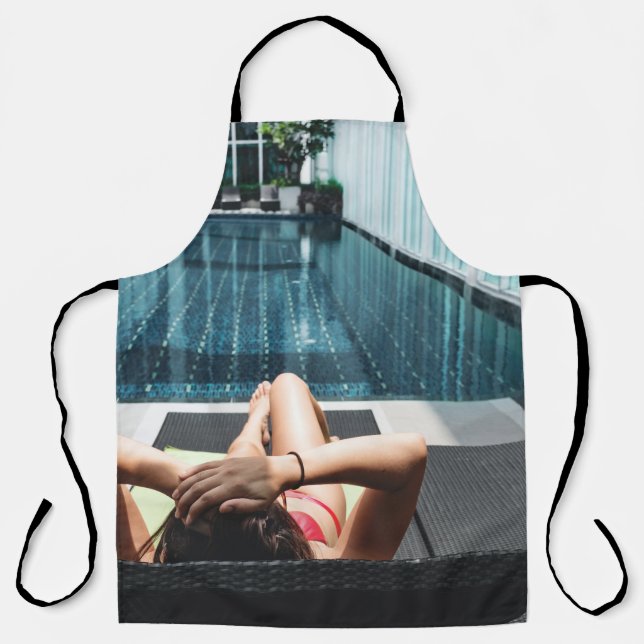 Tablier Femme allongée sur le salon de chaise marron (Recto)