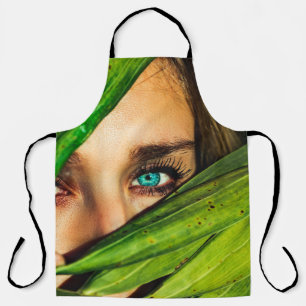 Tablier Femme derrière les feuilles verts
