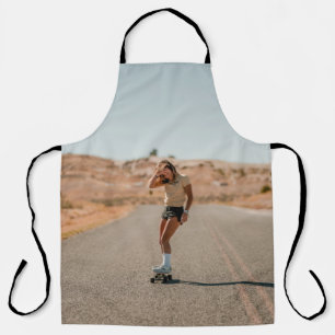 Tablier Femme en chemise blanche courant sur la route le m