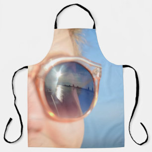 Tablier Femme portant des lunettes de soleil encadrées mar