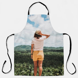 Tablier Femme portant un short jaune