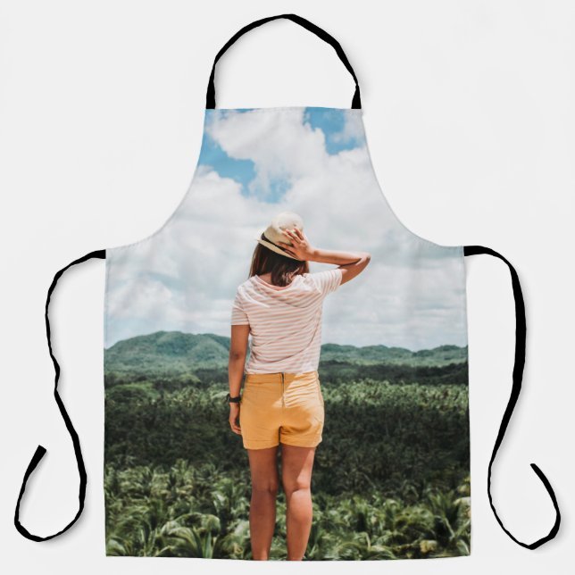 Tablier Femme portant un short jaune (Recto)