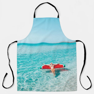 Tablier Femme sur lilo dans l'eau de mer. Fille se relaxer
