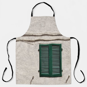 TABLIER FENÊTRE EN BOIS BLEU SUR MUR BLANC EN BÉTON