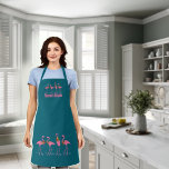 Tablier Flamants roses festifs Personnalisé Dark Turquoise<br><div class="desc">Flamants roses sur bleu turquoise foncé, tablier de bib avec texte rose. A utiliser pour une cuisine d'affaires ou de bord de mer. Quatre flamants roses au sommet de l'aire de trafic et quatre flamants roses plus gros à l'héline. Ils portent des couronnes florales et se tiennent parmi de petites...</div>