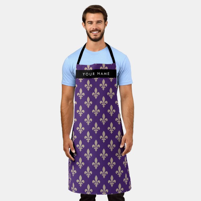 Tablier Fleur de Lis, Beige sur Violet, Royal, Votre Nom (Porté)