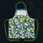 Tablier Fleurs blanches de citrons et monogramme sur bleu<br><div class="desc">Un élégant motif de citrons jaune aquarelle, de fleurs blanches et de verdure sur un arrière - plan bleu profond. Une police serif classique, que vous pouvez customiser, crée un monogramme stylisé moderne. Si vous êtes le chef de cuisine haut de gamme, ce design botanique frais est le choix parfait....</div>