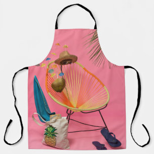 Tablier Flip flop bleu à côté de la chaise