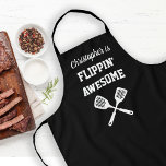 Tablier Flippin Awesome personnalisé Grillage noir<br><div class="desc">L'tablier parfait pour le chef dont les compétences en spatule sont hors de propos, que ce soit en retournant des hamburgers sur le grill ou des crêpes sur la grille. Deux spatules croisées apparaissent en blanc sous les mots "Flippin' Awesome" en majuscules blanches sur un arrière - plan noir. Ajoutez...</div>