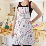 Tablier Fumée d'artiste avec fournitures d'art, Nom person<br><div class="desc">Un tablier amusant avec un motif de fournitures d'art et 2 lignes de texte personnalisé. Ajoutez le nom de l'artiste,  le nom du studio/école,  etc. Fait un grand cadeau d'enseignant d'art ou de changer la taille à un petit et donner à votre petit artiste préféré.</div>