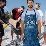 Tablier Funny BBBQ est une cuisine pour homme<br><div class="desc">Amusant tablier homme avec un arrière - plan bleu géométrique motif,  ustensiles de barbecue,  plus le dicton "un barbecue est une cuisine d'homme".</div>