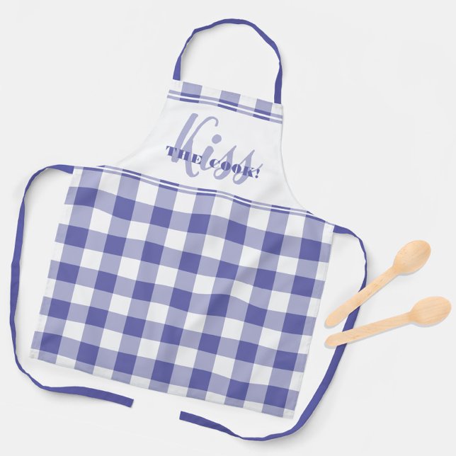 Tablier Funny Kiss The Cook Quote Gingham Check Periwinkle (Funny Kiss The Cook Quote Gingham Check Periwinkle Apron)