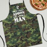 Tablier Funny Manly Camouflage<br><div class="desc">Amusant tablier manly avec un arrière - plan motif camouflage,  un couteau,  logo folk & spoon,  plus le dicton "c'est un tablier manly,  pour un homme masculin".</div>
