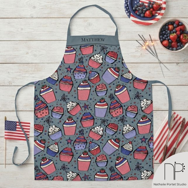 Tablier Gâteaux rouges blancs bleus Quatre Juillet (This Red White Blue Cupcakes Fourth Of July Apron features hand-drawn patriotic baking art.)