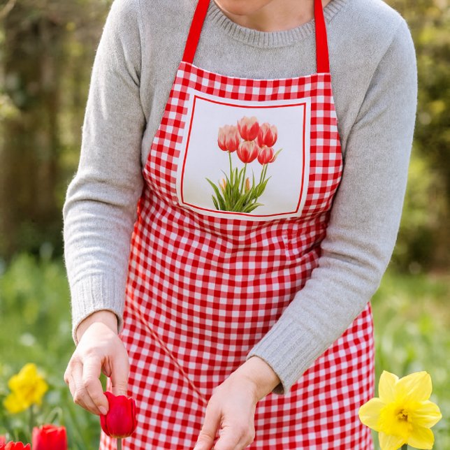 Tablier Gingham Rouge de Style Campagnard avec Tulipes Rou (This charming red gingham apron, features a delightful red tulip design)