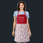 Tablier Gnomes mignons Nom du Motif Noël<br><div class="desc">Gnomes, gnomes, gnomes ! Ce tablier amusant présente un motif de gnomes, d'arbres et de flocons de neige en rouge, blanc et gris sur un arrière - plan blanc. Idéal pour les vacances de Noël ou pour un tablier d'hiver amusant ! Trois modèles de texte sont inclus pour la personnalisation,...</div>