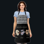 Tablier Grand-mère Flower Garden Nom personnalisé Vintage<br><div class="desc">Cette Fleur de Jardin de Grand-mère et Nom de Grand-Enfants est un mélange délicieux de charme vintage et de chaleur personnalisée. C'est l'addition parfaite au paradis de n'importe quelle grand-mère, apportant la beauté d'un jardin botanique directement dans sa maison. Doté d'une magnifique illustration de fleurs vintages qui saisit l'essence du...</div>