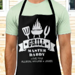 Tablier Grill Master Daddy Black<br><div class="desc">Tablier noir personnalisé unique pour le meilleur papa de Noël, de Fête des pères ou de son anniversaire avec des illustrations d'un barbecue grill et "Grill Master Daddy" dans une amusante typographie blanche. Ajoutez les noms de ses enfants. Si nécessaire, modifiez l'outil de conception pour augmenter ou diminuer la taille...</div>