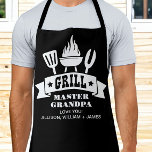 Tablier Grill Master Grandpa Noir<br><div class="desc">Fête des pères sur mesure,  cadeau de Noël ou d'anniversaire pour le meilleur grand-père de l'histoire,  ce tablier noir présente des illustrations d'un barbecue grill et de "Grill Master Grandpa" dans la typographie amusante. Ajoutez les noms de ses petits-enfants et personnalisez s'il est appelé grand-père,  pop,  papa,  pops,  etc.</div>