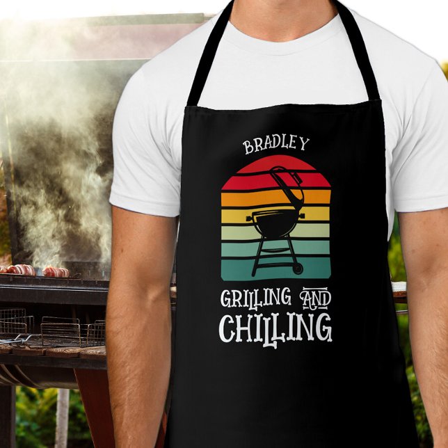 Tablier Grillage et fraisage personnalisé (Grilling and Chilling Personalized Black Apron)