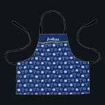 Tablier Hanoukka Blue Menorah Dreidel Motif Personnalisé E<br><div class="desc">De beaux tabliers Hanoukka en bleu avec un motif cool de la star du judaïsme,  rêvait pour les jeux de Chanukah amusants,  et la menorah juive pour les vacances.</div>