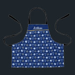 Tablier Hanoukka Blue Menorah Dreidel Motif Personnalisé E<br><div class="desc">De beaux tabliers Hanoukka en bleu avec un motif cool de la star du judaïsme,  rêvait pour les jeux de Chanukah amusants,  et la menorah juive pour les vacances.</div>