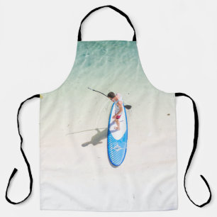 Tablier Homme surfant sur la plage