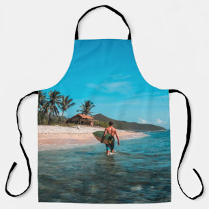 Tablier Homme tenant le panneau de surf dans le plan d'eau