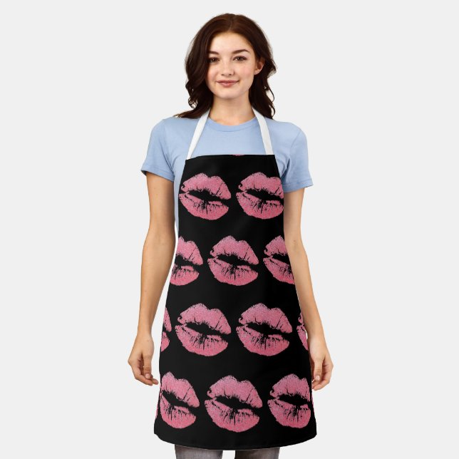 TABLIER KISS ME TOUT SUR KITCHEN APRON (Porté)