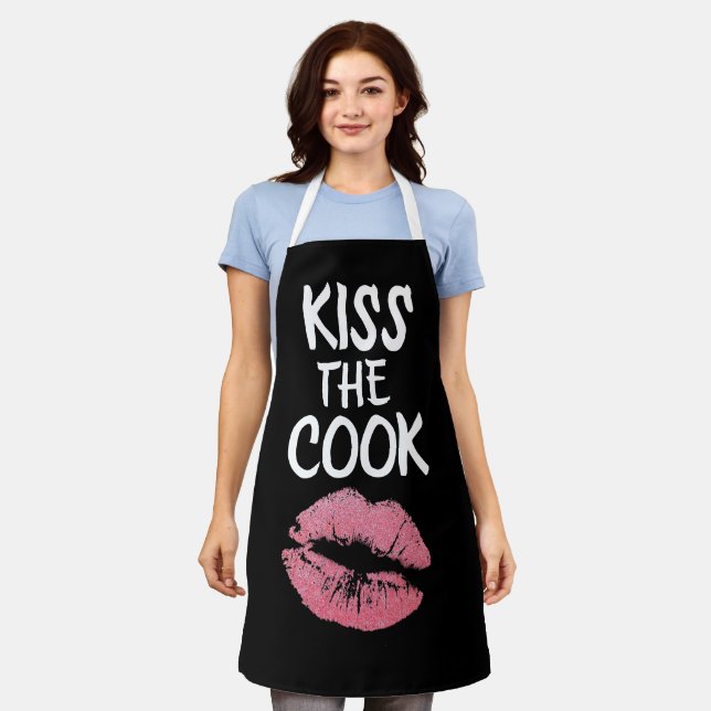 TABLIER KISS THE COOK WIFE GIRLFRIEND KITCHEN APRON (Porté)