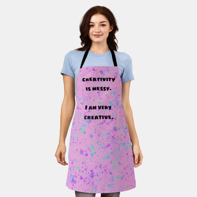 Tablier La créativité est désordonnée. Apron rose amusant (Porté)