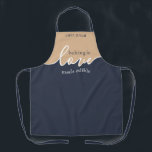 Tablier La cuisson est amour fait Fête des pères comestibl<br><div class="desc">Cadeau de fête des pères du papa qui aime faire cuire! La cuisson est Love Made Facile. NAVY & TAN. Nettoyer Design de Script moderne.Votre Baking Maison digne d'un cadre. Signez son chef-d'oeuvre avec une floraison avec cette classe feutrée TOUTE-PRINT APRON. Ce design s'harmonise avec nos couvertures pour toux d'art,...</div>