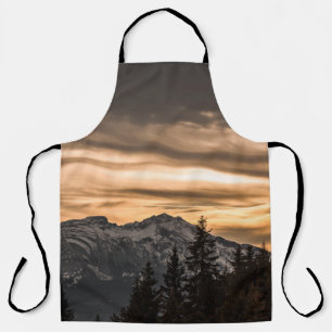 TABLIER LA MONTAGNE DE NEIGE COUVERTE PENDANT LE COUCHER D