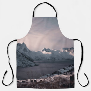TABLIER LA NEIGE COUVERT LA MONTAGNE PENDANT LA JOURNÉE