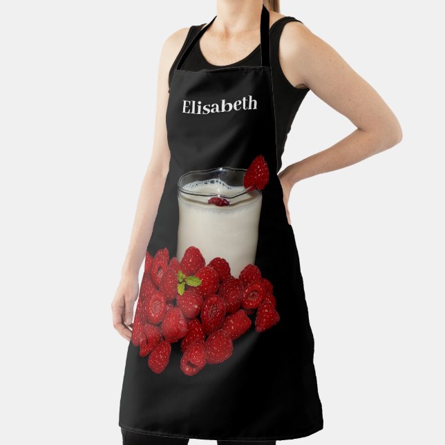 Tablier lait blanc avec des framboises rouges  (Insitu)