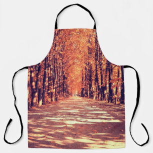 Tablier Le chemin dans la forêt d'automne