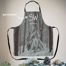 Les arbres couverts de neige dans la forêt brumeus