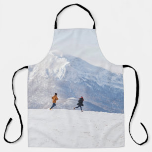 Tablier Les gens s'amusent et courent dans les montagnes