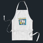 Tablier Les mangeriez-vous avec une souris?<br><div class="desc">Ce dessin officiellement licencié présente un moment inoubliable directement issu des pages du livre adoré de Dr. Seuss, Les Œufs verts au jambon. L'illustration montre Sam-I-Am, toujours persistant, faisant un geste vers son célèbre plat sur une table, tandis qu'une petite souris est assise patiemment à proximité sur un minuscule tabouret....</div>