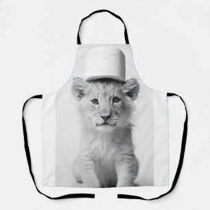 Tablier Lionceau drôle portant un chapeau en papier toilet