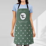 Tablier Logo et nom personnalisés Business Salon Personnel<br><div class="desc">Style de votre équipe avec ce tablier salon vert à la sauge sur mesure, avec votre logo d'entreprise, nom d'employé, et élégante calligraphie féminine. Idéal pour les coiffeurs, le personnel de salon ou les professionnels de la beauté, ce design prend en charge la marque de petite entreprise et offre un...</div>