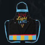 Tablier Love Light Latkes Black Hanoukka drôle Citation Ap<br><div class="desc">Love Light Latkes Black Hanoukka Funny Quote Apron est totalement cool hipster ! Ce dicton coloré et humoristique se démarque vraiment par son arrière - plan noir étoilé. Bien sûr de faire sourire les amis et la famille. Inclut une icône de menorah et un espace pour votre nom. Vous avez...</div>