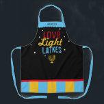 Tablier Love Light Latkes Black Hanoukka drôle Citation Ap<br><div class="desc">Love Light Latkes Black Hanoukka Funny Quote Apron est totalement cool hipster ! Ce dicton coloré et humoristique se démarque vraiment par son arrière - plan noir étoilé. Bien sûr de faire sourire les amis et la famille. Inclut une icône de menorah et un espace pour votre nom. Vous avez...</div>
