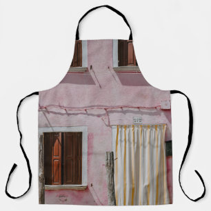 TABLIER MAISON EN BÉTON ROSE AVEC TROIS FENÊTRES ET UNE PO